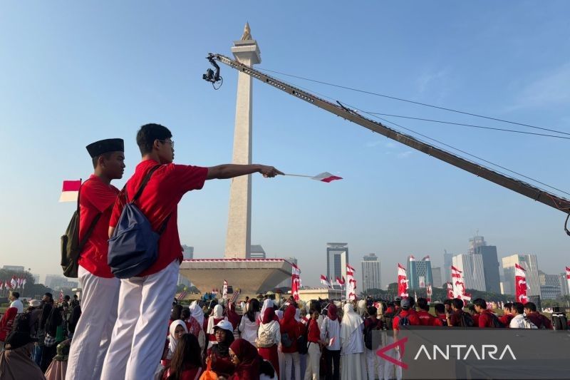 Antusiasme Warga Penuhi Monas: Kirab Bendera Merah Putih Sambut HUT Ke-80 RI, Ada Pasukan Berkuda!