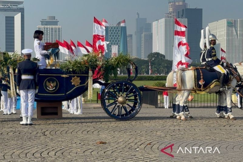 Fakta Unik Kirab Bendera Merah Putih: Rombongan Berbusana Adat Iringi Perjalanan ke Istana Jelang HUT Ke-80 RI