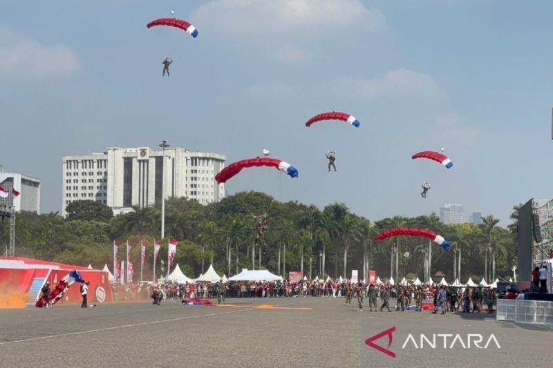 Puncak Antusiasme Warga Monas Saksikan Atraksi Penerjun Payung dan Helikopter Meriahkan Peringatan HUT ke-80 Kemerdekaan RI