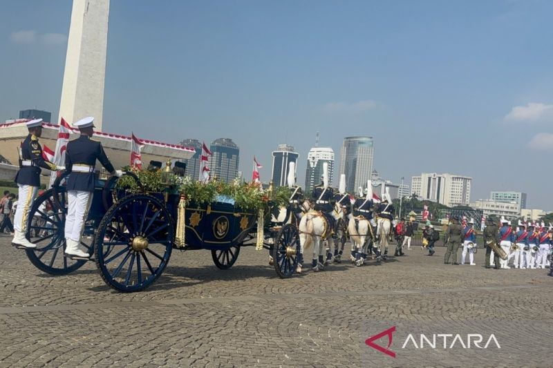 Momen Langka Kirab Bendera HUT RI ke-80: Rombongan Megah Kembali ke Monas Diiringi 145 Pasukan Berkuda
