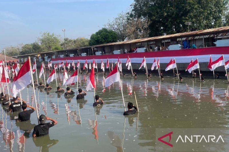 Aksi Unik Pemuda Serang: Pengibaran 80 Bendera di Kanal Promosikan Wisata Banten Lama