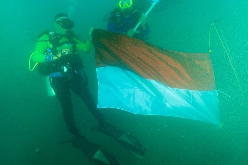 HUT ke-80 RI: 34 Penyelam Kibarkan Merah Putih di Dasar Laut Konsel, Pengibaran Bendera Bawah Laut Sultra