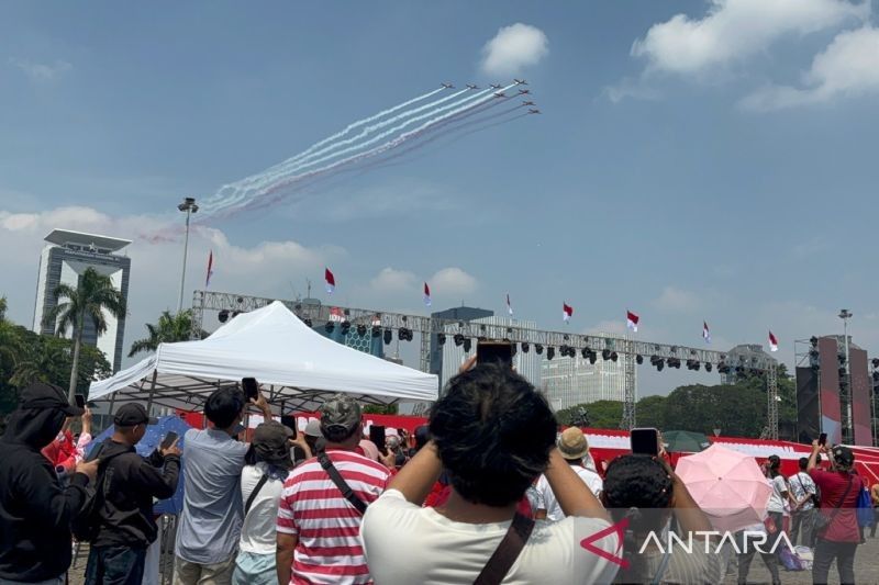 Sorak Sorai Masyarakat Sambut Megahnya Atraksi Pesawat Tempur di Langit Monas, Ada 80 Tahun Kemerdekaan RI!