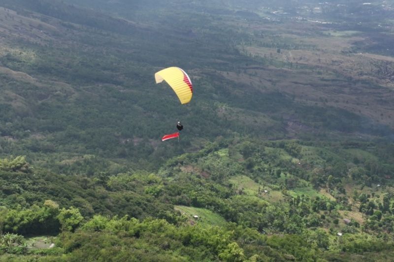 Unik! Atraksi Paralayang Pengibaran Bendera Merah Putih 17 Menit di Langit Garut Rayakan HUT RI ke-80
