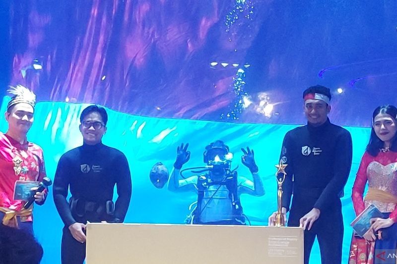 Uniknya Pembentangan Bendera Merah Putih Raksasa 5x6 Meter di Dalam Air Jakarta Aquarium Rayakan HUT RI ke-80