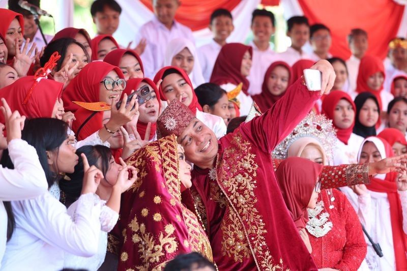 Rayakan HUT ke-80 RI, Wali Kota Eri Cahyadi Tekankan Semangat Kebhinekaan Surabaya dengan Baju Adat Minang