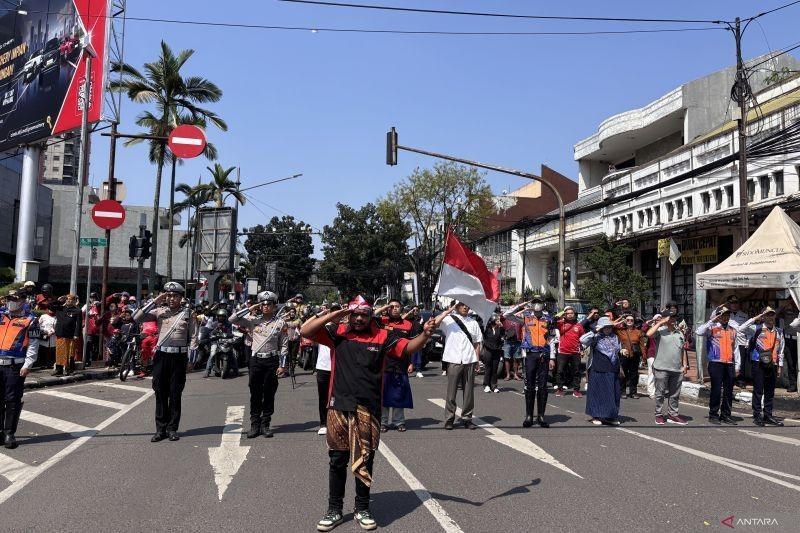 Momen Langka di Bandung: Puluhan Pengendara Berhenti 3 Menit Hormati HUT ke-80 RI