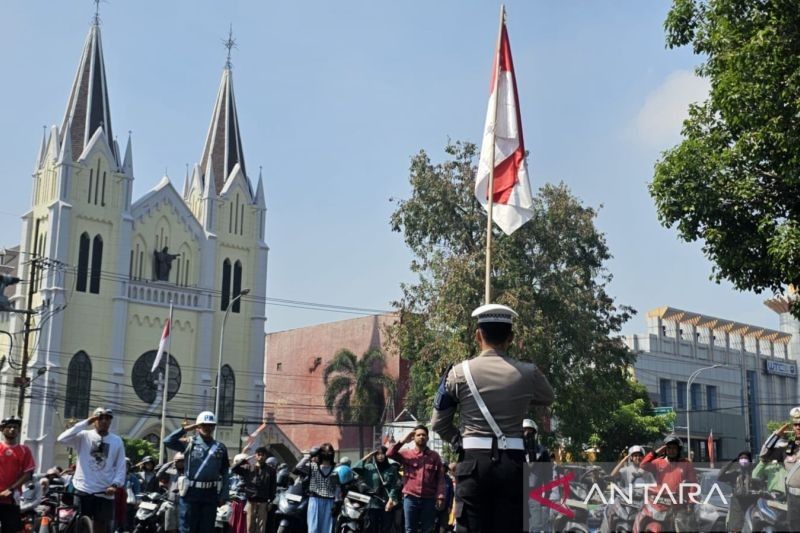 Unik, Polisi dan Masyarakat Peringati Detik-detik Proklamasi RI di Tengah Padatnya Lalu Lintas Kota Malang