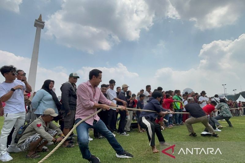 Ribuan Warga Padati Pesta Rakyat Monas, Ada Lomba Tarik Tambang hingga Panjat Pinang!