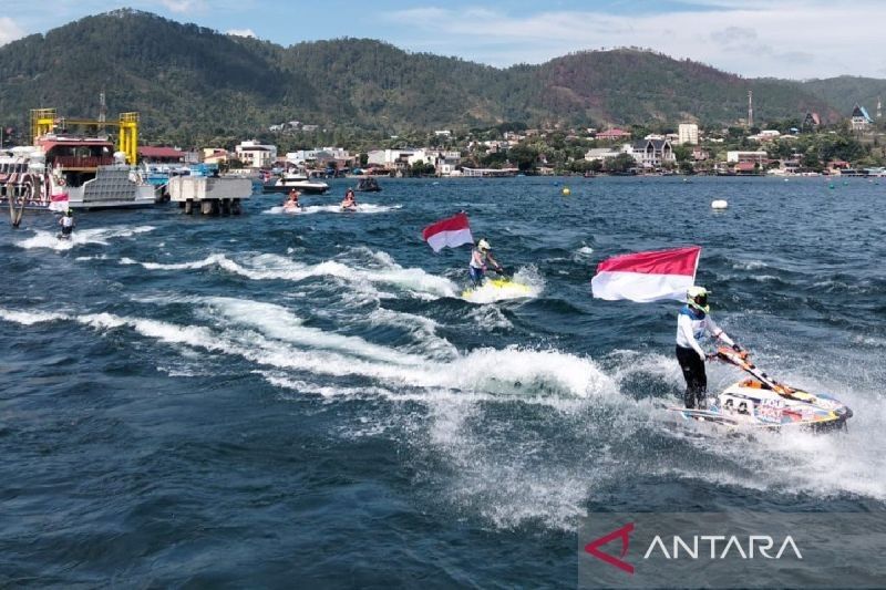 Meriahkan HUT ke-80 RI, Parade Bendera Pembalap Aquabike World Championship 2025 Pukau Danau Toba
