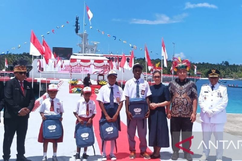 Tahukah Anda? Pemkab Biak dan Buddha Tzu Chi Salurkan 520 Paket Peralatan Sekolah Biak di Pulau Terpencil