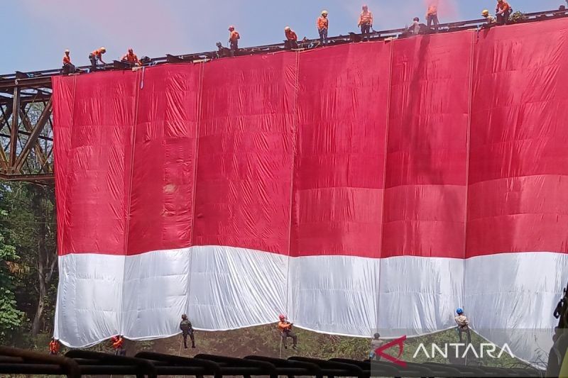 Momen Langka: Bendera Raksasa 20x30 Meter Berkibar di Jembatan Kereta Api Bersejarah Temanggung