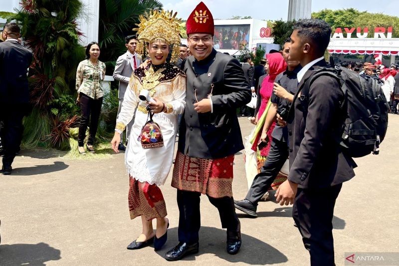 Makna di Balik Wamen Berbaur Rakyat Saat Upacara HUT Ke-80 RI: Sinyal Optimisme dan Kebersamaan