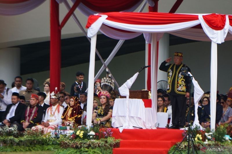 Filosofi 'Di Mana Bumi Dipijak': Kepala Otorita IKN Kenakan Pakaian Adat Dayak Pimpin Upacara Kemerdekaan