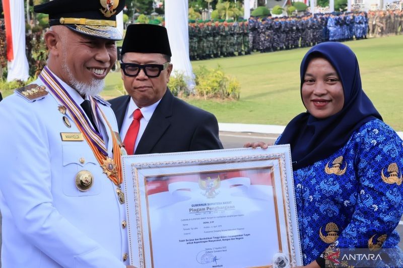 Kisah Heroik Nakes Dona Lubis: Gubernur Sumbar Beri Penghargaan Tokoh Berdedikasi di HUT RI ke-80