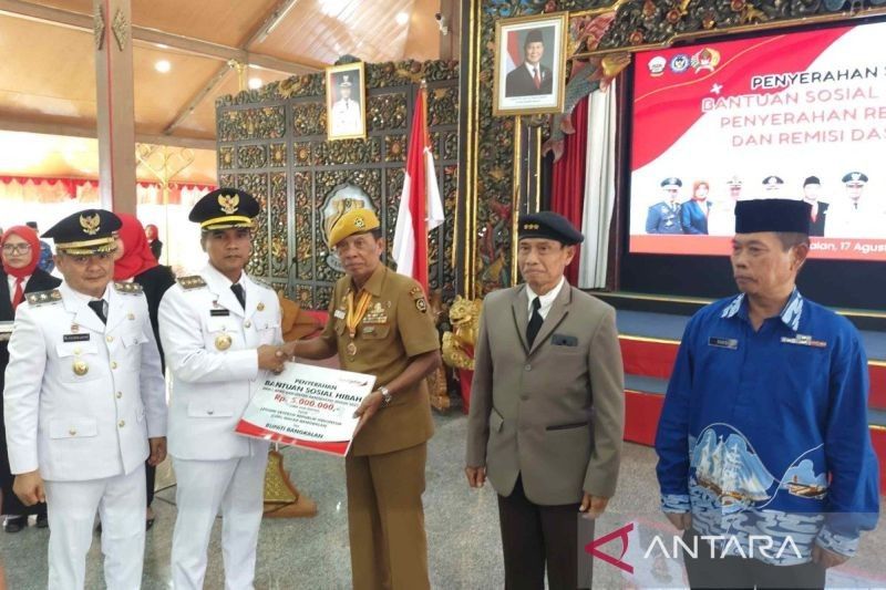 Rayakan HUT RI ke-80, Pemkab Bangkalan Salurkan Tujuh Jenis Bantuan Sosial
