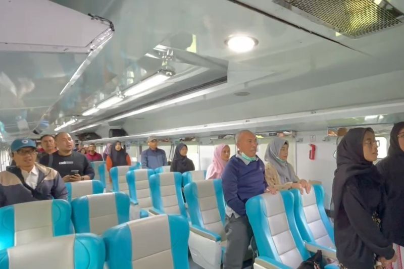 Momen Unik: Penumpang KAI Daop Jember Nyanyikan Lagu Kebangsaan di Kereta Rayakan HUT ke-80 RI