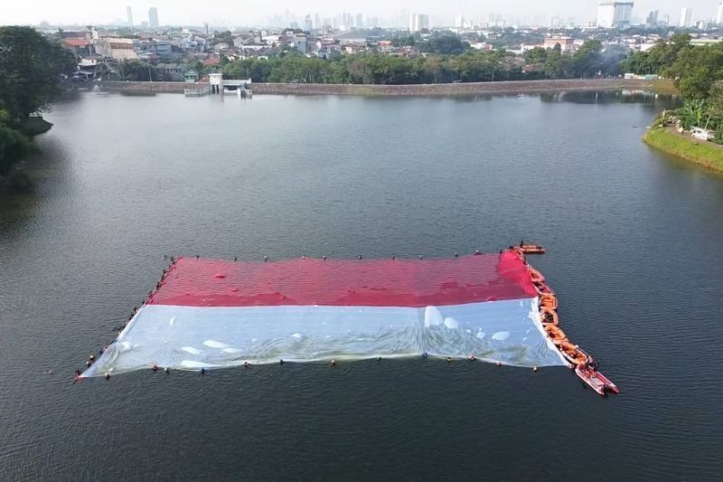 Momen Langka! Relawan Bentangkan Bendera Merah Putih Raksasa 30x45 Meter di Situ Gintung Sambut HUT RI ke-80