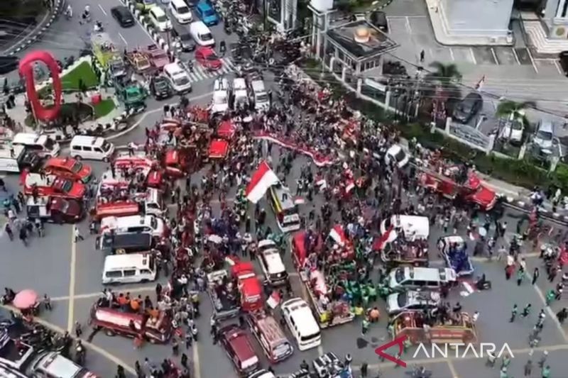 Ribuan Relawan Padati Simpang Lembuswana, Upacara Bendera Samarinda Rayakan HUT RI ke-80 Penuh Khidmat