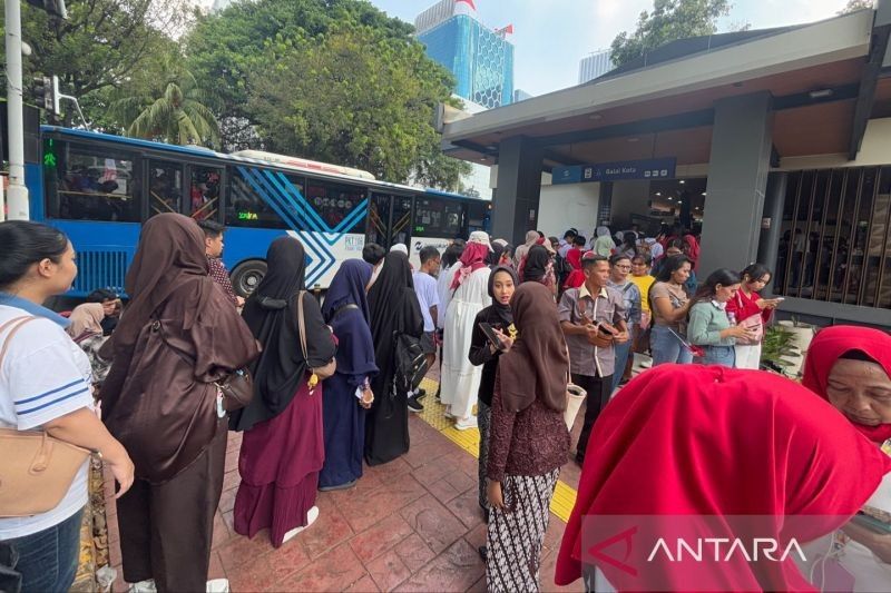Antusiasme Warga Padati Halte Balai Kota, Nikmati Pesta Rakyat Monas dengan Tarif Transportasi Rp80