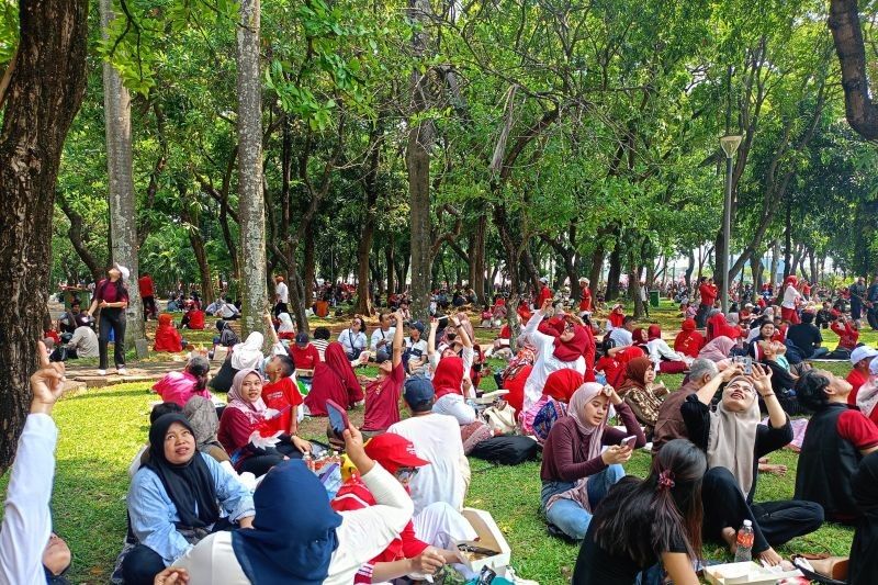 Panas Terik Tak Surutkan Semangat Ribuan Warga Padati Pesta Rakyat Monas Rayakan HUT Ke-80 RI