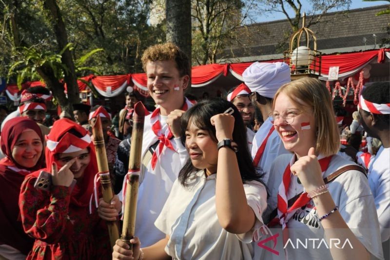 Unik! Mahasiswa Asing dari Berbagai Negara Turut Rayakan Kemerdekaan RI ke-80 di Malang
