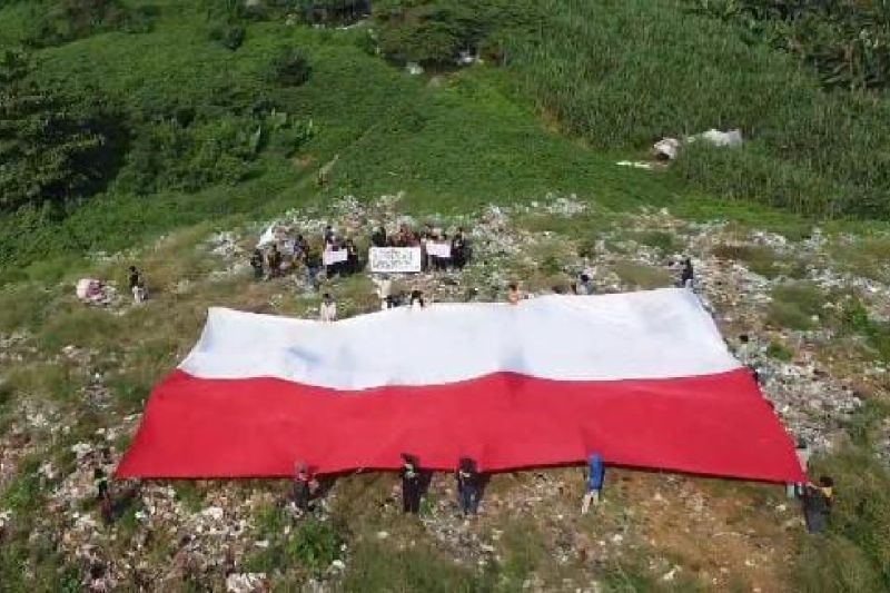Unik! Kibarkan Bendera 160 Meter di TPA, Mapala Banten Soroti Darurat Sampah Banten pada HUT RI ke-80
