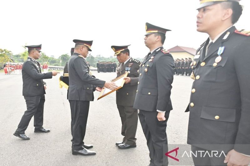Momen HUT ke-80 RI: Polda Kalsel Beri Penghargaan 22 Personel Berprestasi, Termasuk Mediator Terbaik dan Pengungkap Kasus Besar