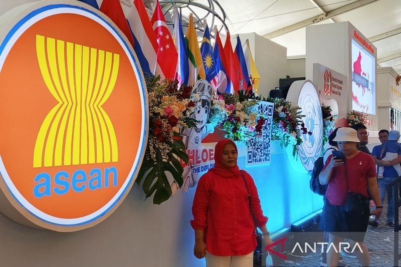 Ribuan Warga Antusias Berswafoto dengan Mobil Hias Karnaval HUT RI ke-80 di Monas