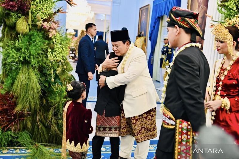Momen Haru di Istana: Presiden Prabowo Peluk Jan Ethes dan La Lembah Manah Usai Upacara HUT ke-80 RI