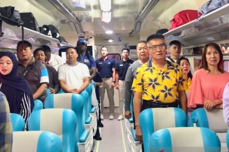 Unik! KAI Sumut Ajak Penumpang Nyanyikan Indonesia Raya di Atas Kereta Rayakan HUT ke-80 RI