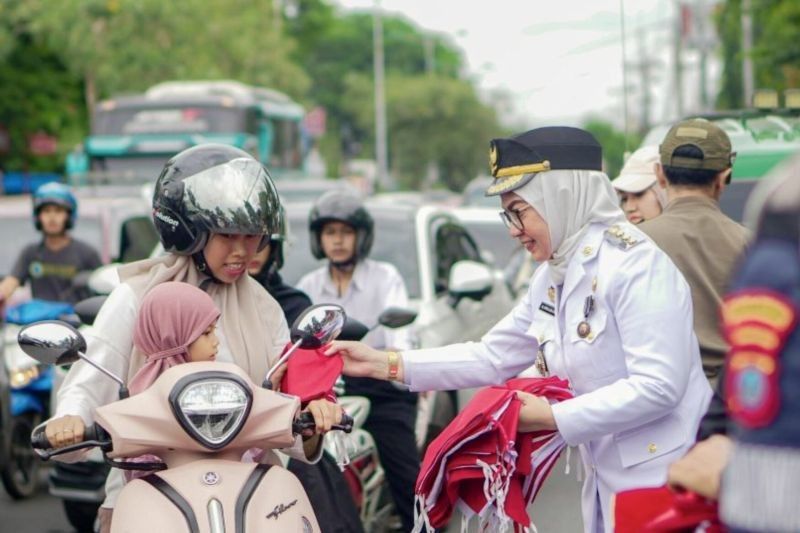 Ribuan Bendera Merah Putih Dibagikan Wali Kota Banjarbaru: Simbol Nasionalisme di Hari Kemerdekaan ke-80 RI