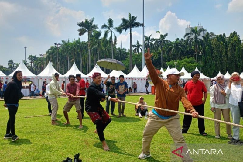 Lomba Tarik Tambang di Pesta Rakyat Monas: Bukan Sekadar Adu Kuat, Tapi Ajang Eratkan Persaudaraan Warga