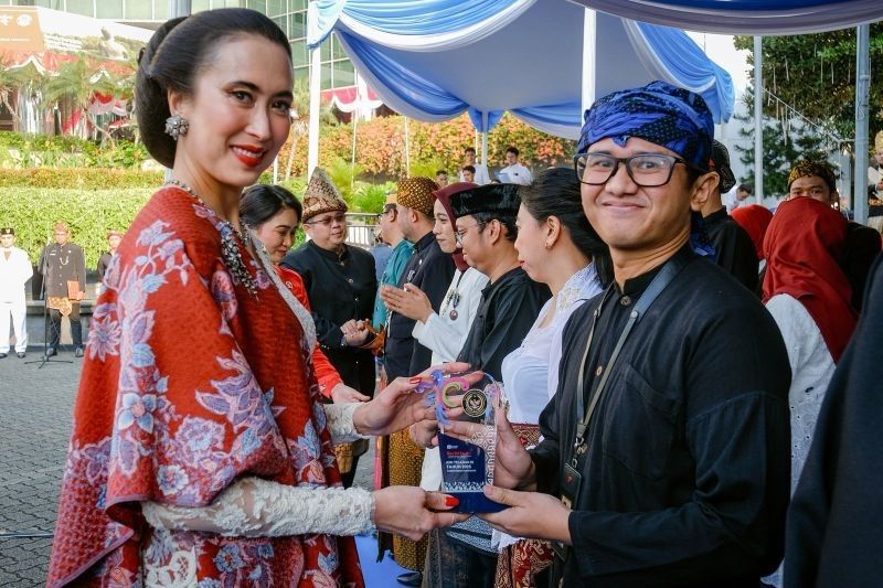 HUT ke-80 RI: 167 Pegawai Kemenpar Terima Penghargaan Satyalancana Karya Satya dari Menteri Widiyanti