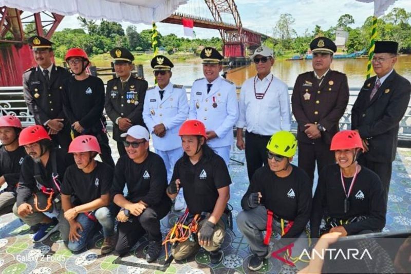 Momen Langka: Pengibaran Bendera Merah Putih di Bawah Jembatan Puruk Cahu, Catatan Sejarah Baru Murung Raya