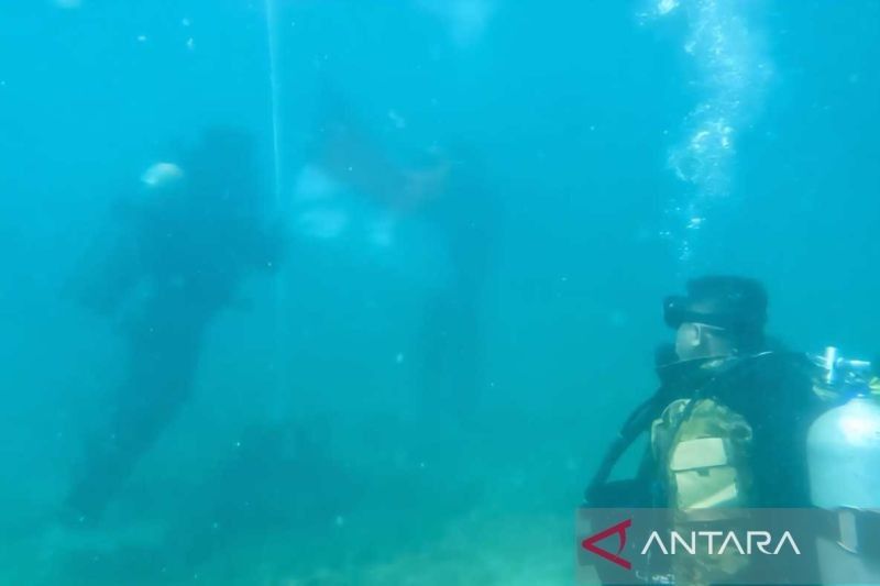 Momen Unik: Prajurit Kodaeral VI Kibarkan Bendera Merah Putih di Bawah Laut Peringati HUT RI