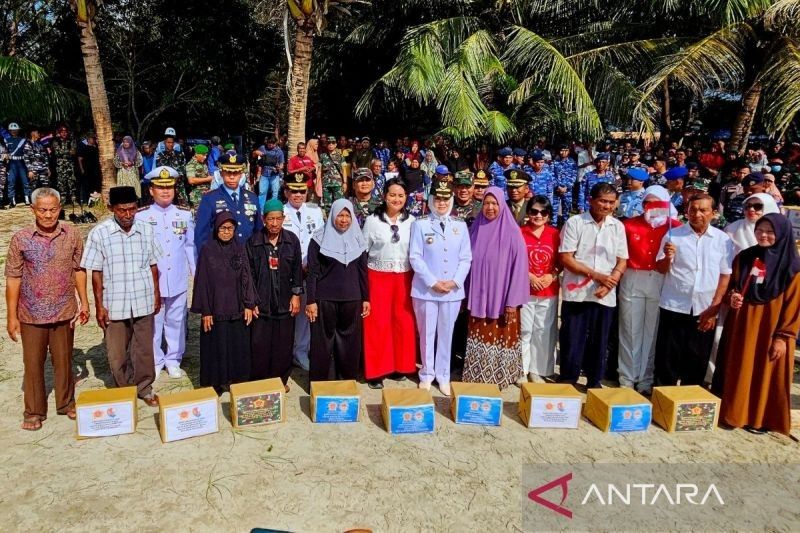 Rayakan HUT ke-80 RI, Kogabwilhan I Distribusikan 300 Paket Bantuan di Natuna: Wujud Perhatian Negara di Perbatasan