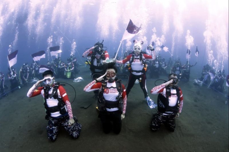 Mengenal Tradisi Unik: 120 Penyelam Kibarkan Merah Putih di Bawah Laut Maluku Utara