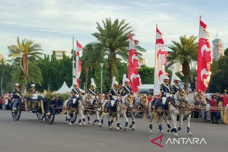 Antusiasme Warga Saksikan Kirab Penurunan Bendera HUT Ke-80 RI dengan Kereta Kencana: Momen Langka di Monas