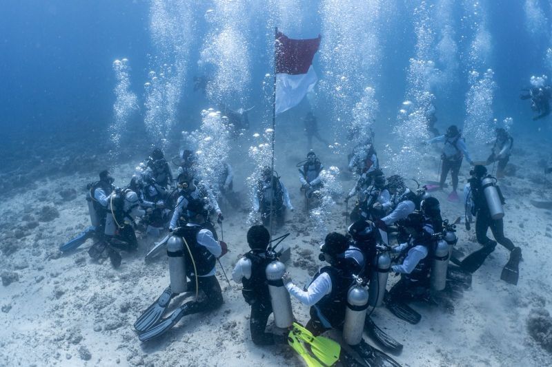 Momen Langka! PIS Gelar Upacara Bendera Bawah Laut Labuan Bajo di Kedalaman 12 Meter, Meriahkan HUT RI ke-80