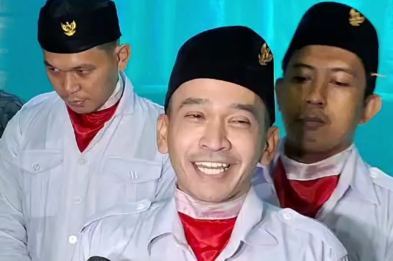 Momen Langka: Ruben Onsu Kibarkan Bendera Bawah Air di Akuarium Hiu Sea World Ancol untuk HUT RI ke-80