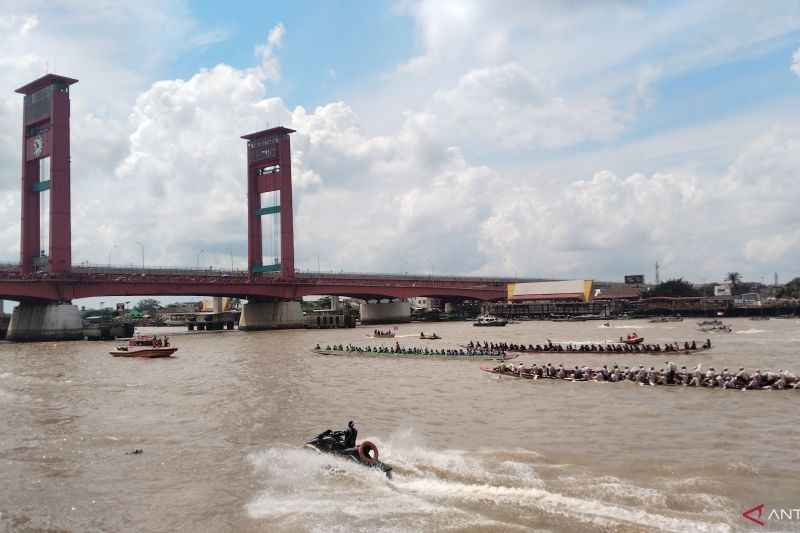 Pecah! Ribuan Wisatawan Padati Sungai Musi Saksikan Festival Perahu Bidar Rayakan HUT Ke-80 RI di Palembang