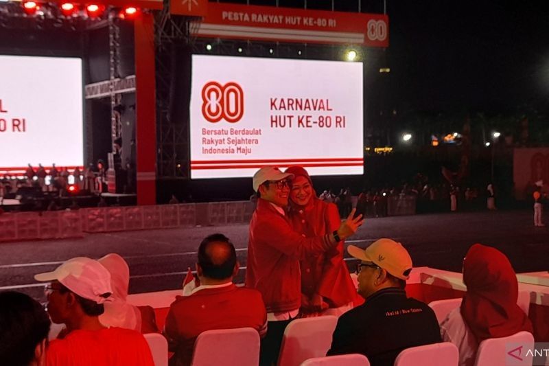 Momen Romantis Cak Imin 'Selfie' Bareng Istri Jelang Karnaval Kemerdekaan HUT ke-80 RI
