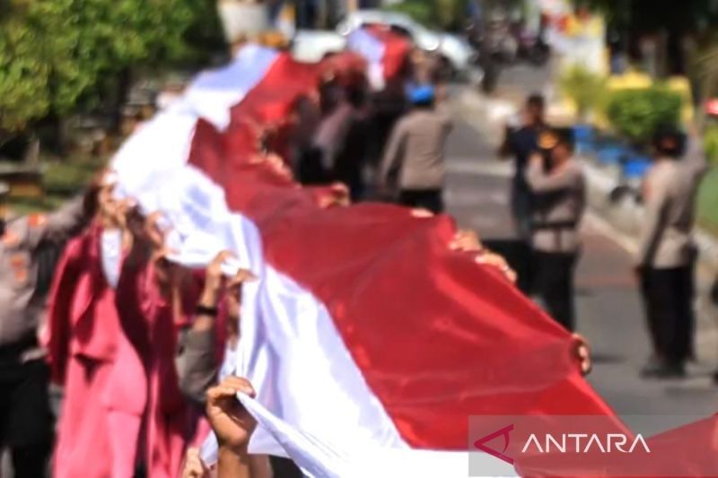 Polres Barru Bentangkan Bendera Merah Putih 800 Meter: Simbol Cinta Tanah Air di HUT RI ke-80