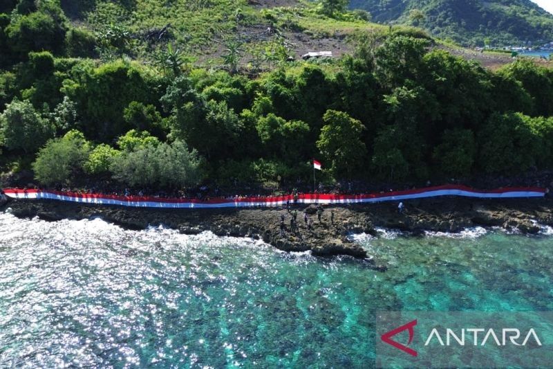 Pecinta Alam Gorontalo Bentangkan Bendera Merah Putih 80 Meter, Rayakan HUT RI Ke-80 dengan Aksi Lingkungan
