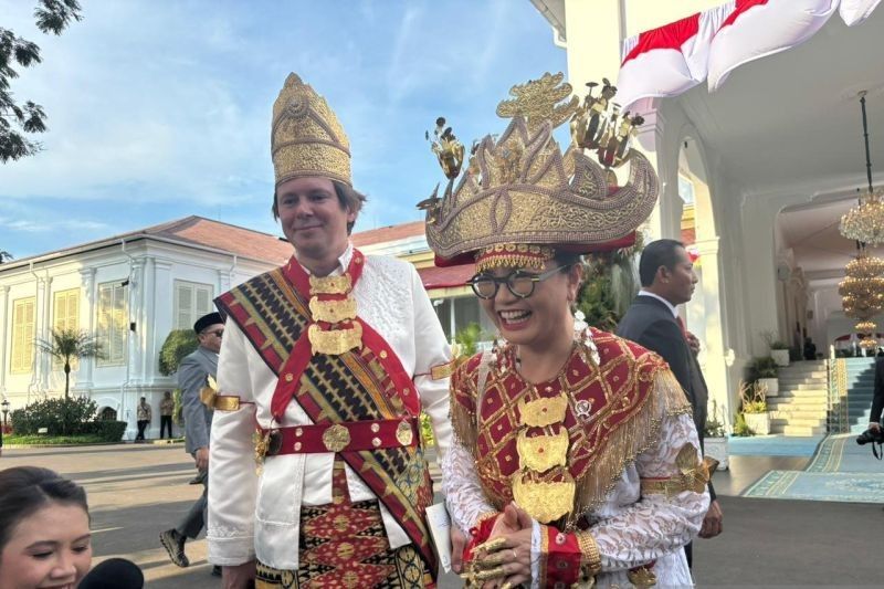 Wamen Stella Bagikan Ratusan Kaus di Karnaval Kemerdekaan Monas: Rayakan HUT ke-80 RI dengan Kapal Pinisi