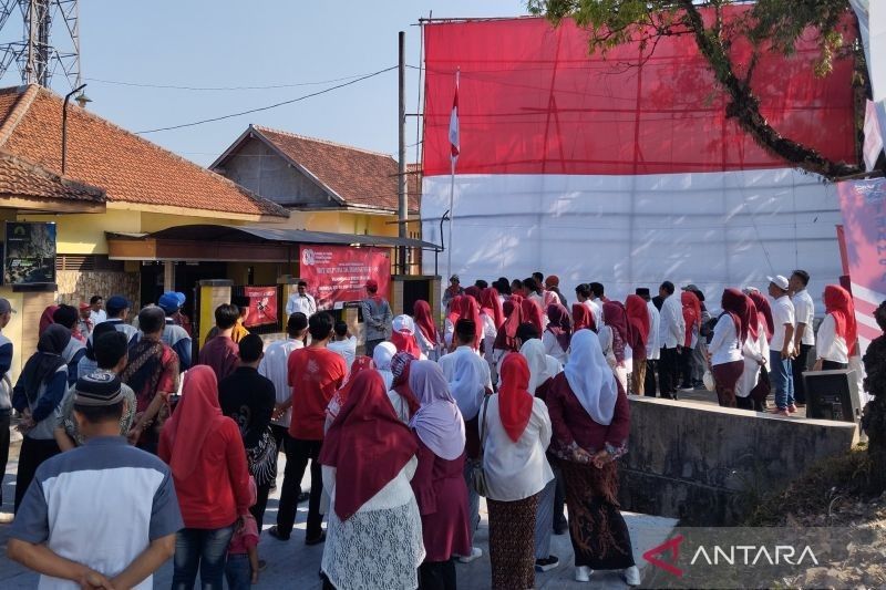 Pertama Kali dalam Sejarah, Warga Desa Kaliputu Kudus Kibarkan Bendera Raksasa 9x12 Meter untuk HUT RI