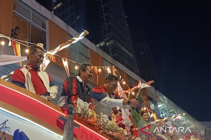 Unik! Menteri UMKM Pamer 'Aura Farming', Mentan Bagi Hasil Bumi di Karnaval Kemerdekaan HUT RI ke-80