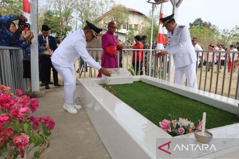 Peringati HUT ke-80 Kemerdekaan RI, Pemkab Mabar Tabur Bunga Pahlawan di Labuan Bajo