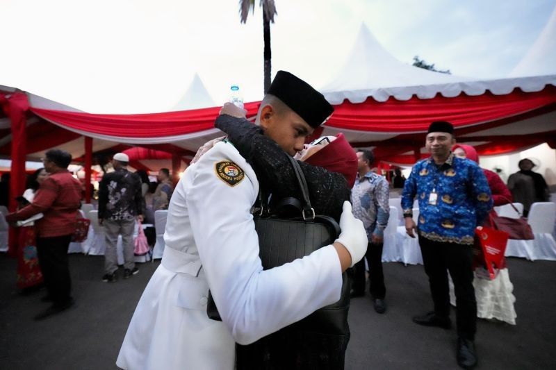 Kisah Haru Orang Tua Paskibraka Sulsel: Bangga Melihat Anak Sukses Kibarkan Bendera di HUT ke-80 RI